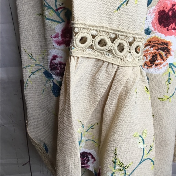 Women’s 🌸SOLD🌸 Flower Coverup - Picture 6 of 7